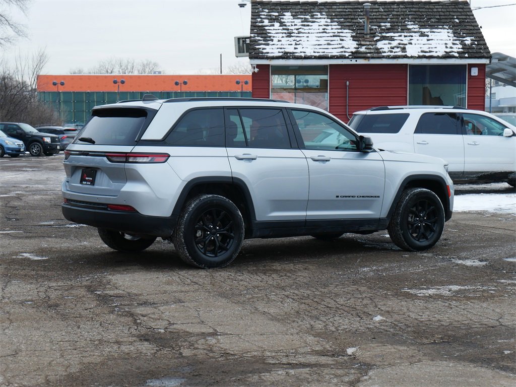 Used 2024 Jeep Grand Cherokee Altitude image 3