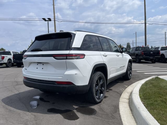 Used 2023 Jeep Grand Cherokee Altitude AWD/4WD image 5