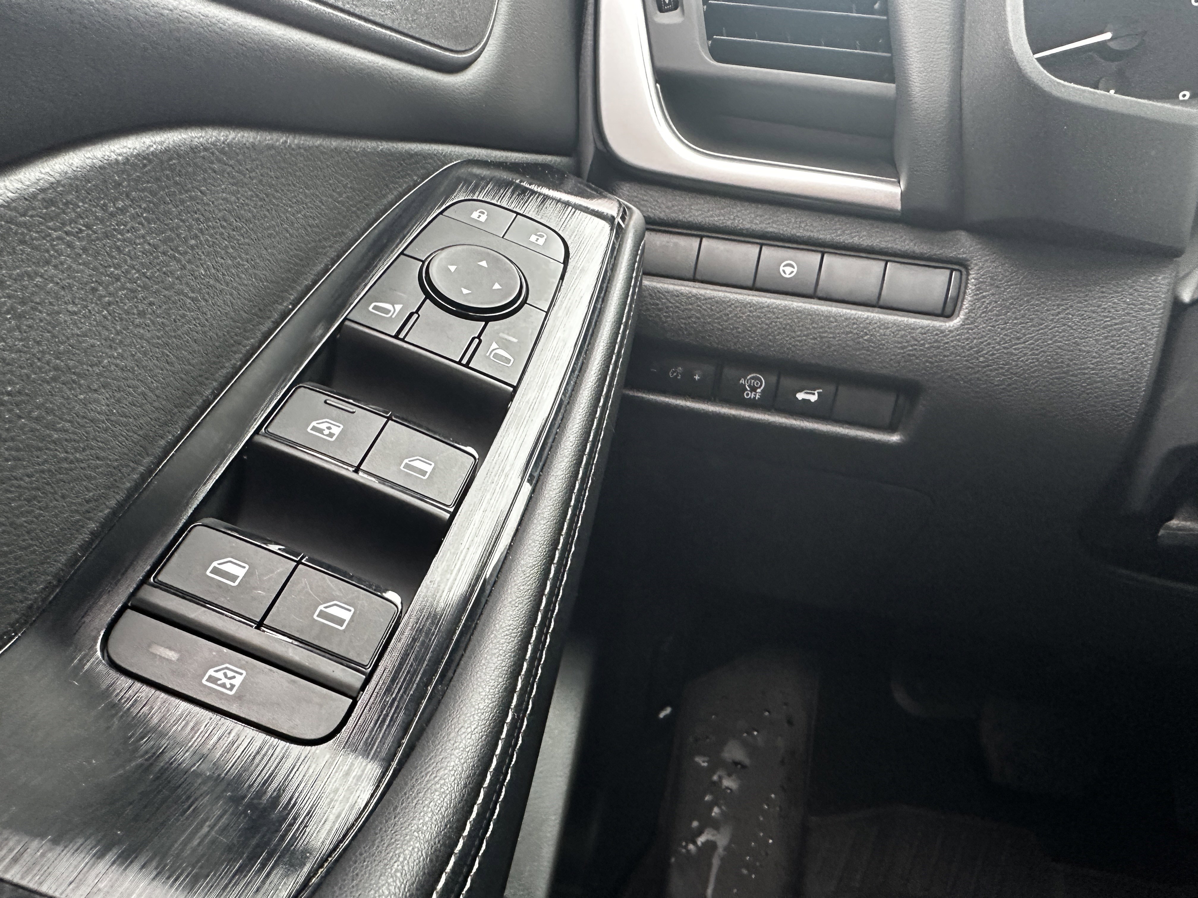 Used 2024 Nissan Rogue SV FWD image 15
