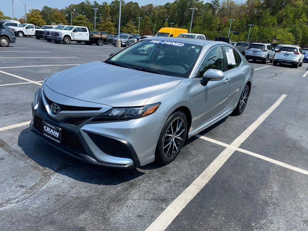 Used 2022 Toyota Camry SE FWD image 3
