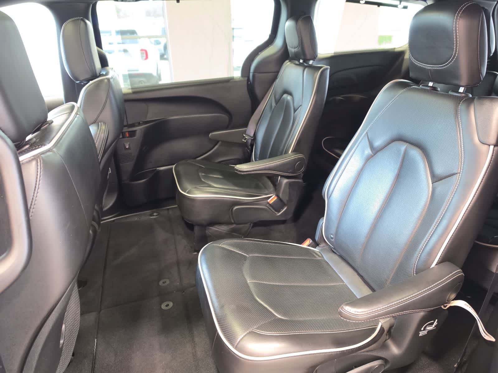 Used 2025 Chrysler Pacifica Limited FWD image 34