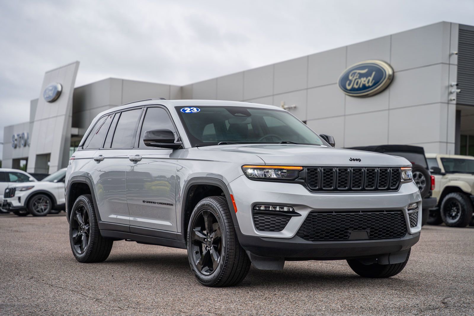 Used 2023 Jeep Grand Cherokee Limited w/ Black Appearance Package AWD/4WD video 1