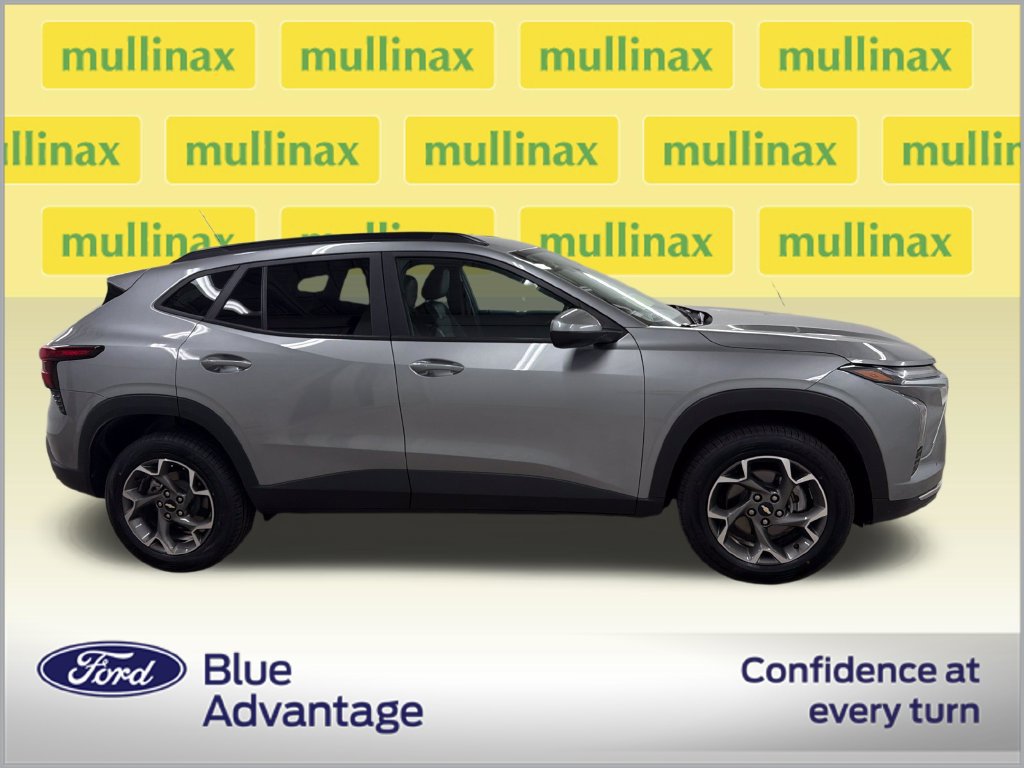 Used 2024 Chevrolet Trax LT w/ Driver Confidence Package FWD image 2