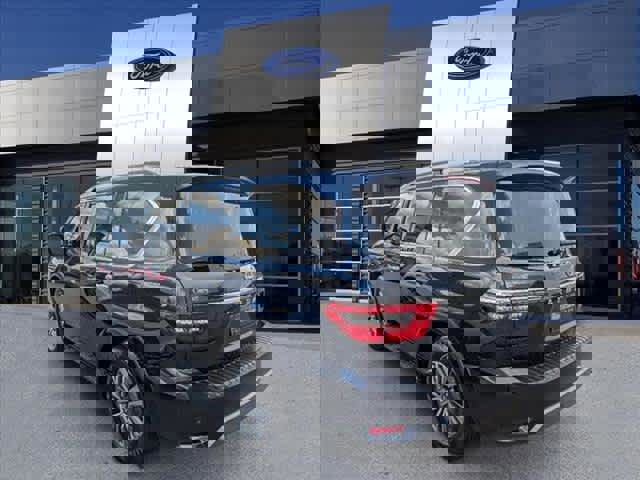 Used 2021 Nissan Armada SL w/ Captain's Chairs Package image 3