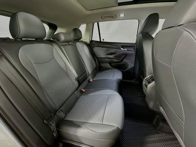 Used 2025 Volkswagen Tiguan SE w/ Panoramic Sunroof Package AWD/4WD image 30