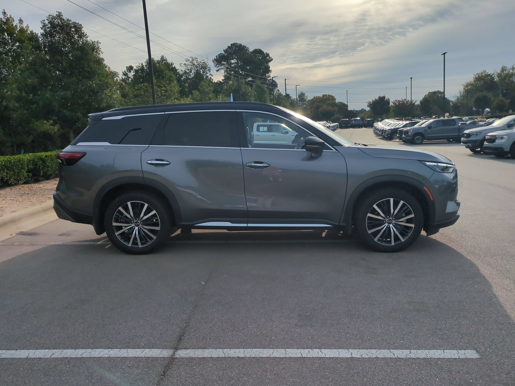 Used 2023 INFINITI QX60 Autograph w/ Cargo Package AWD/4WD image 3