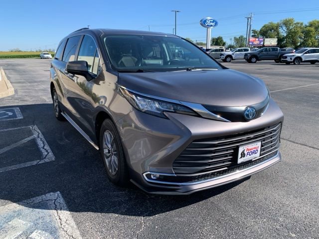 Used 2023 Toyota Sienna XLE image 7