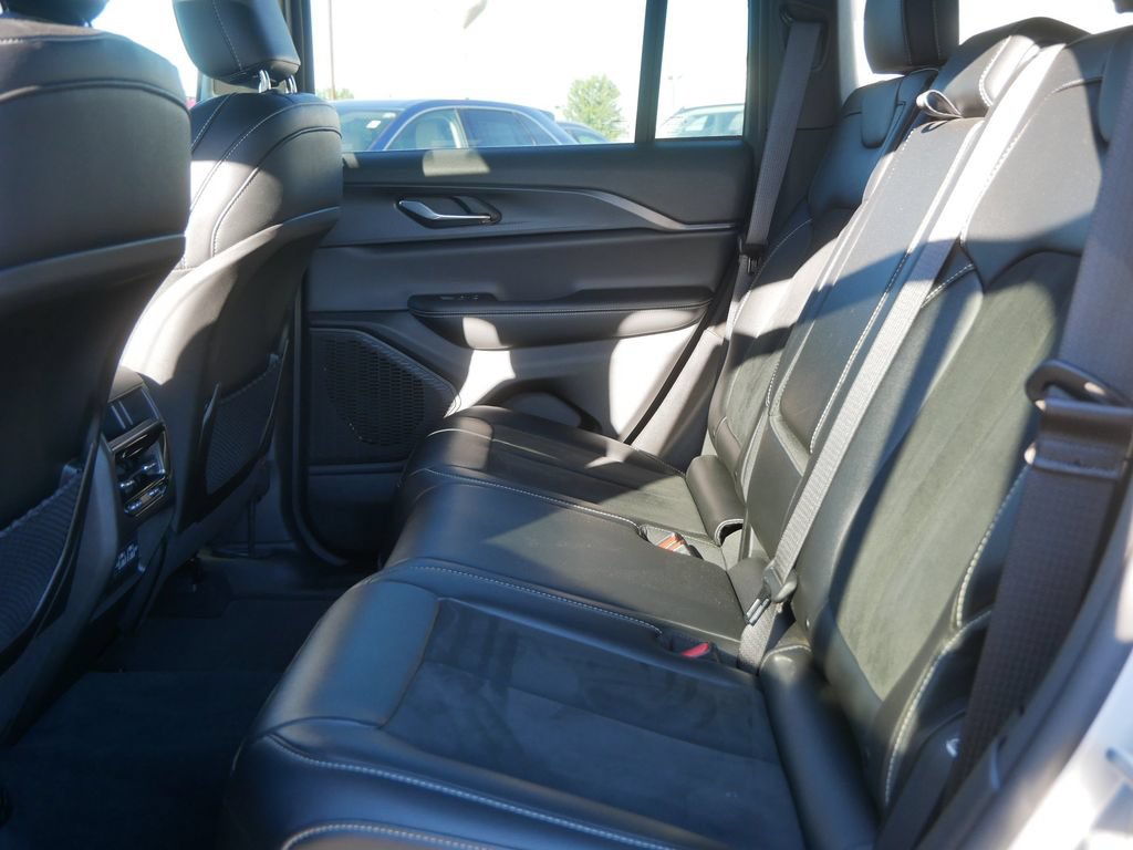 Used 2024 Jeep Grand Cherokee Altitude AWD/4WD image 15
