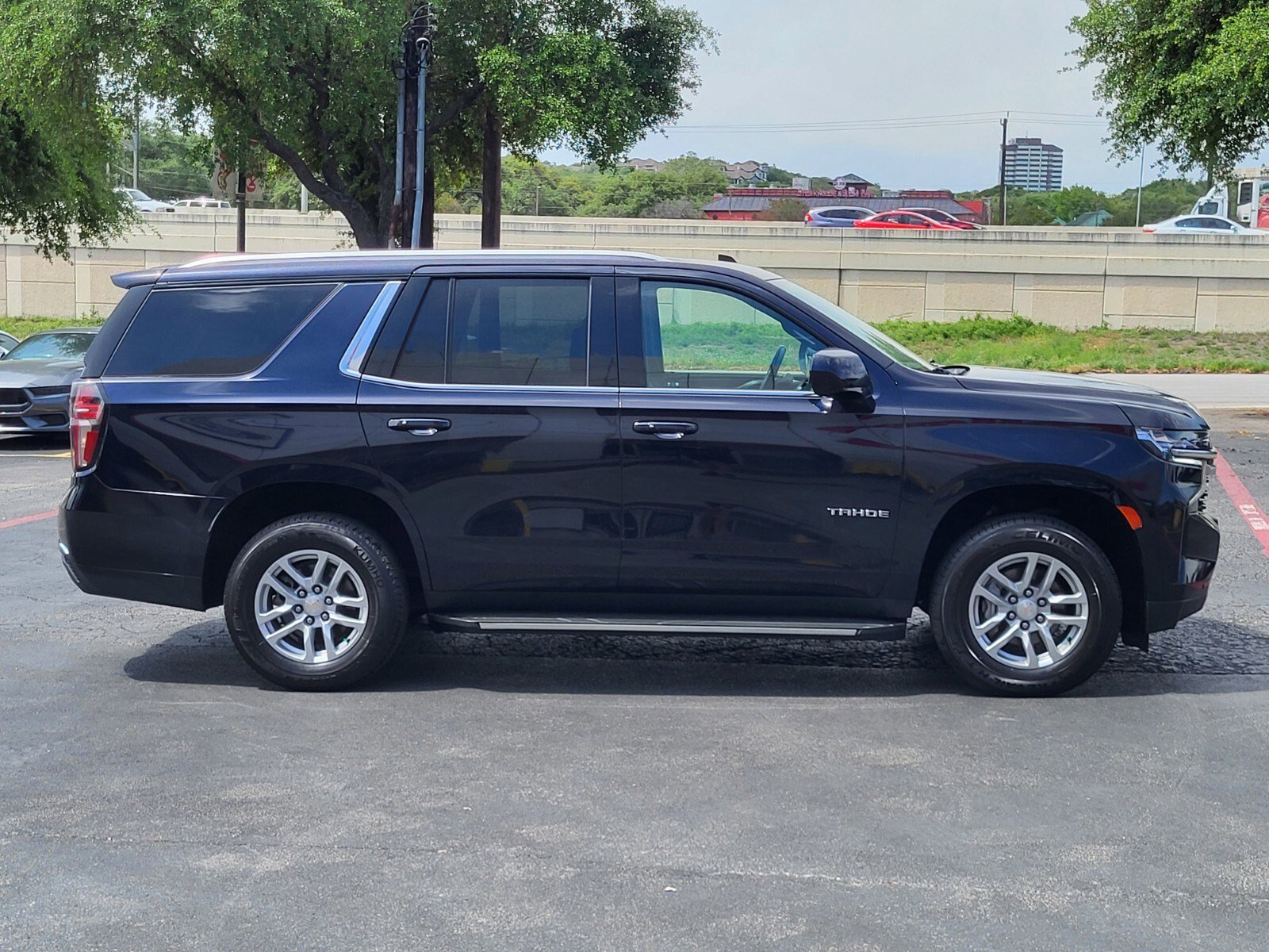 Used 2023 Chevrolet Tahoe LT image 2