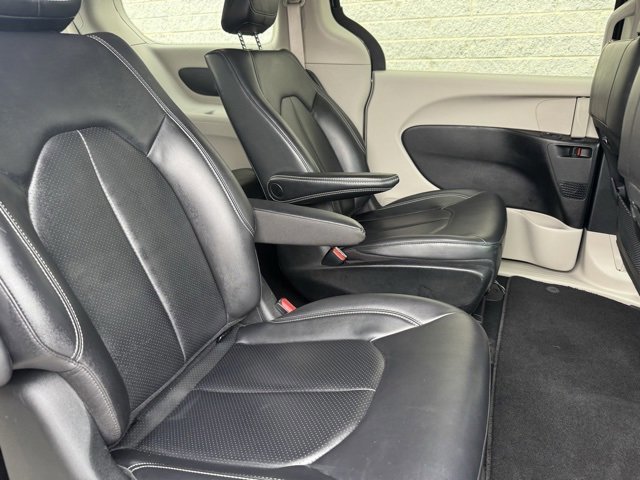 Used 2023 Chrysler Pacifica Touring-L image 19