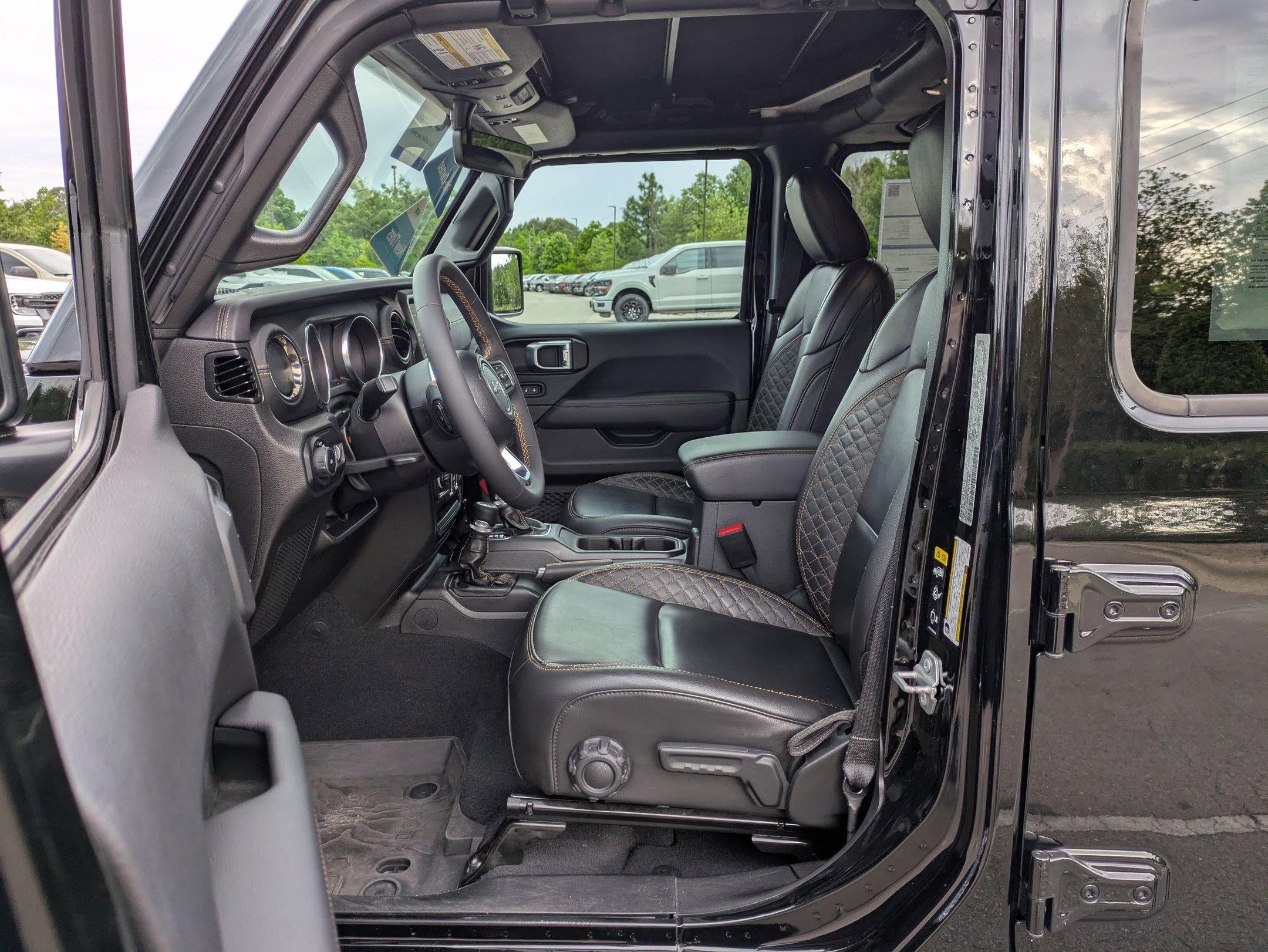 Used 2023 Jeep Wrangler Unlimited Sahara AWD/4WD image 12