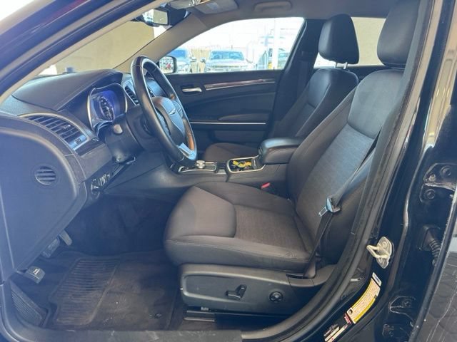 Used 2018 Chrysler 300 Touring RWD image 9