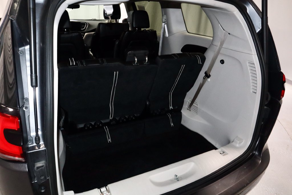 Used 2023 Chrysler Pacifica Touring-L FWD image 13