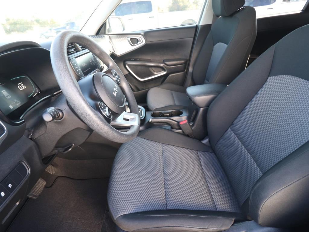 Used 2025 Kia Soul LX w/ LX Technology Package image 8