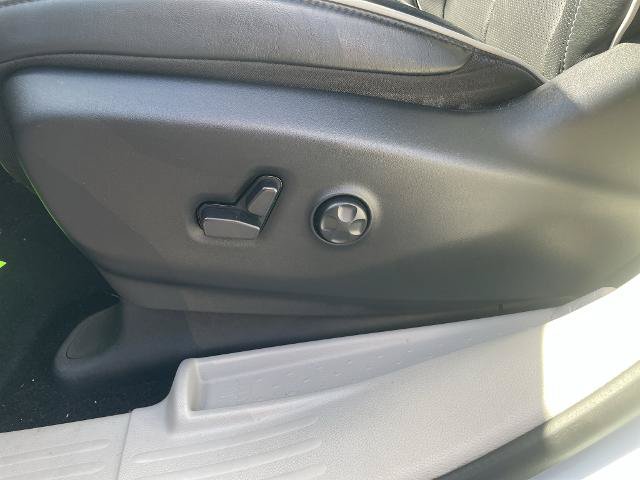 Used 2023 Chrysler Pacifica Limited AWD/4WD image 32