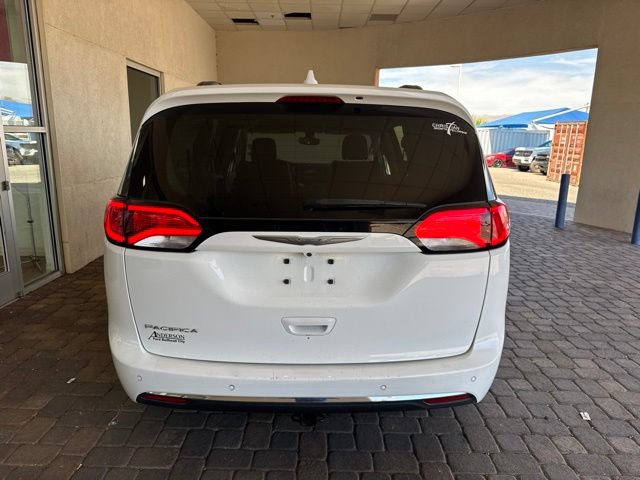 Used 2017 Chrysler Pacifica Touring-L FWD image 3