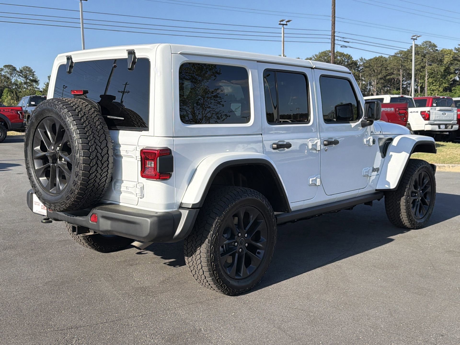 Used 2025 Jeep Wrangler Unlimited Sahara AWD/4WD image 4