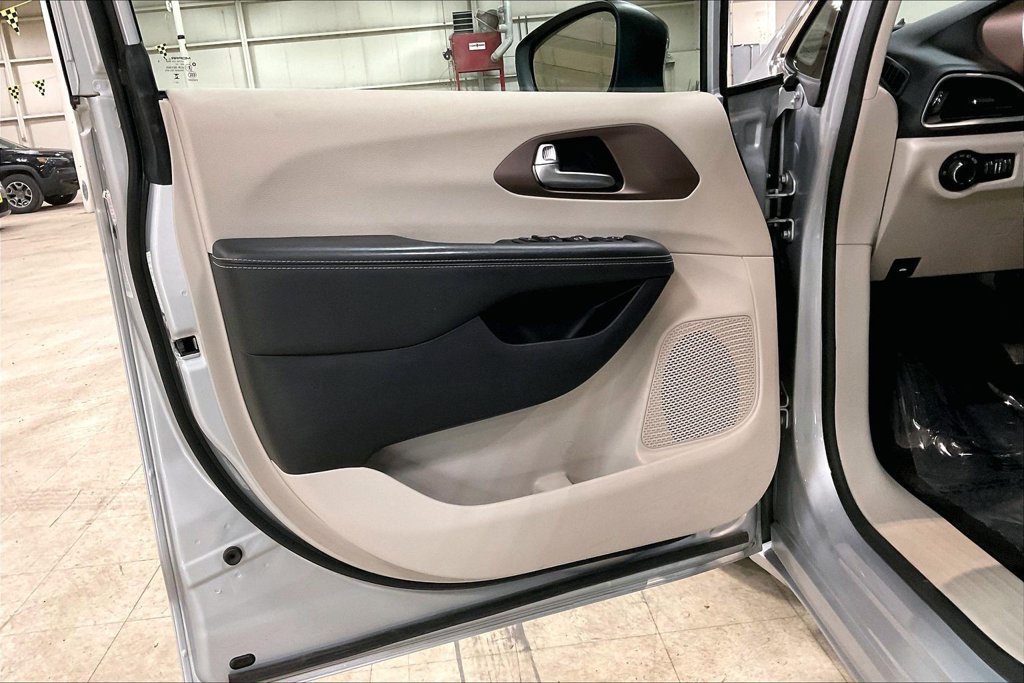 Used 2024 Chrysler Voyager LX FWD image 21