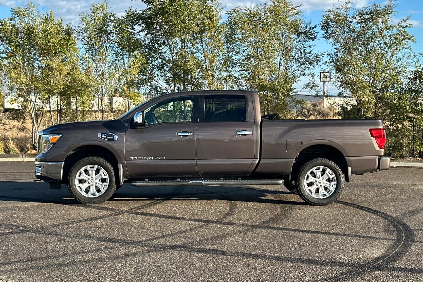 Used 2017 Nissan Titan SL AWD/4WD image 5