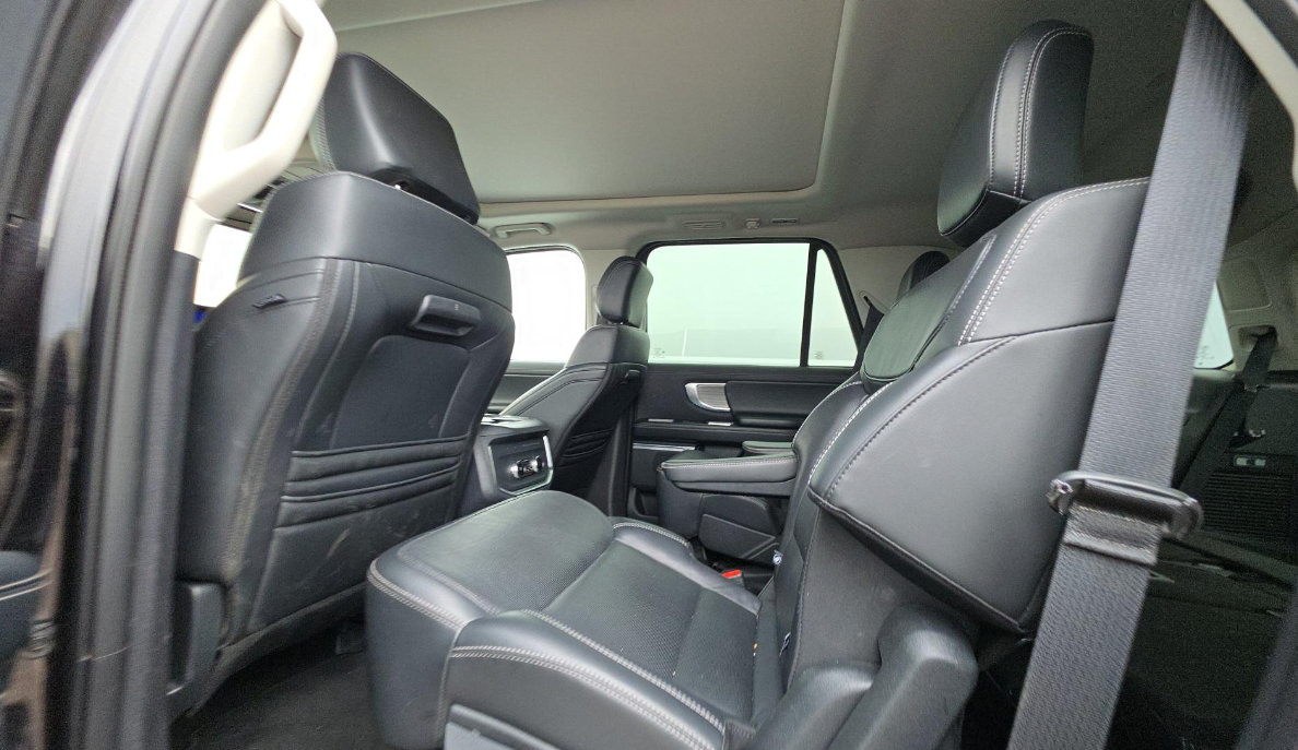 Certified 2025 Ford Expedition Platinum AWD/4WD image 3