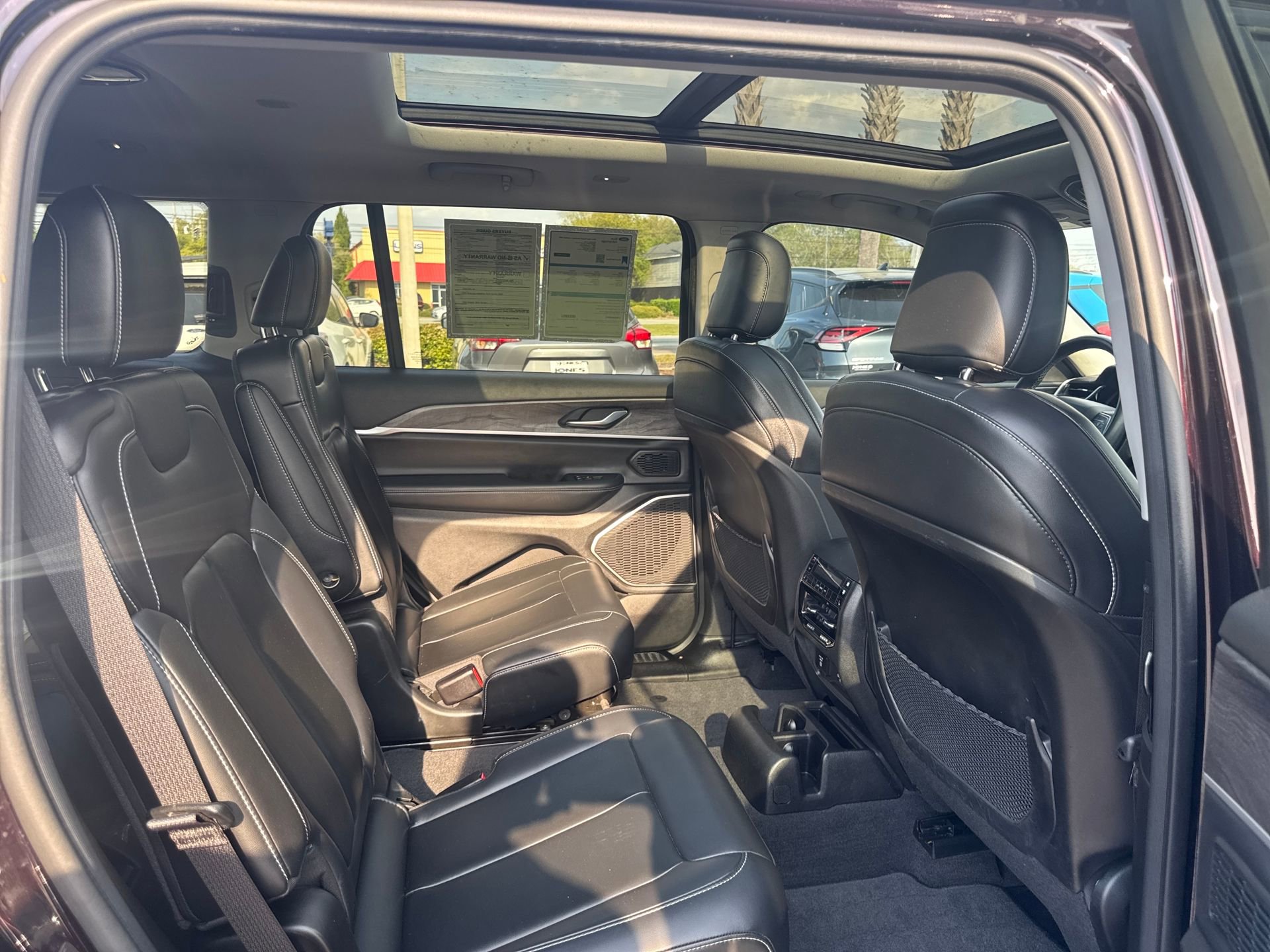 Used 2022 Jeep Grand Cherokee L Limited w/ Black Appearance Package image 12