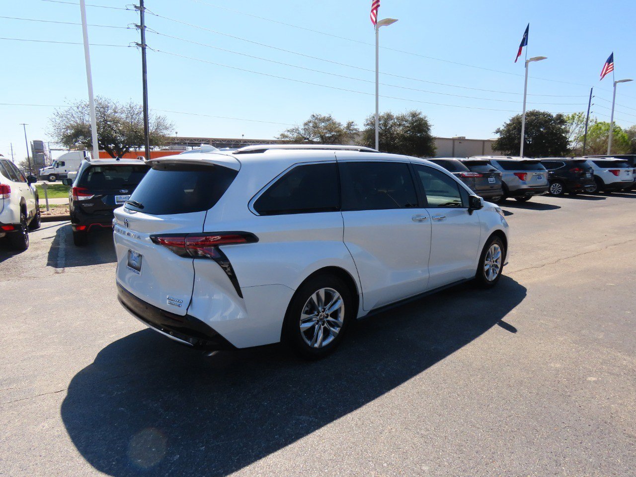 Used 2023 Toyota Sienna Limited image 11