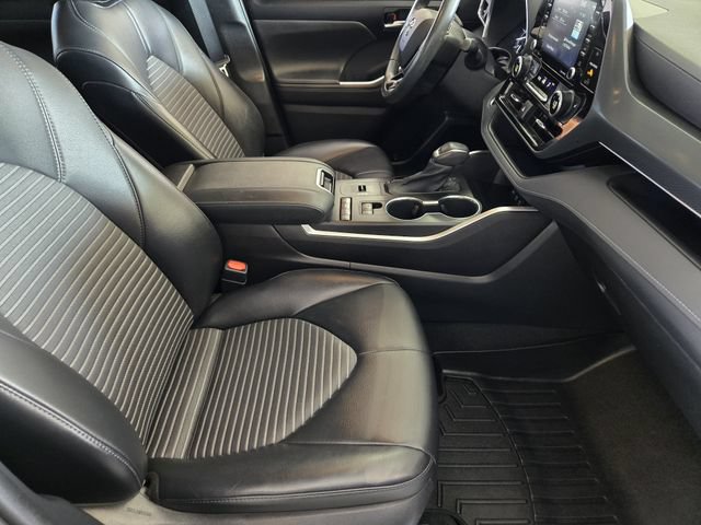 Used 2021 Toyota Highlander XSE FWD image 16