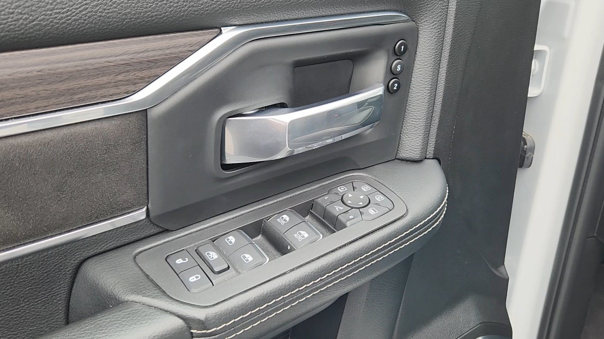 Used 2025 RAM 2500 Laramie AWD/4WD image 7