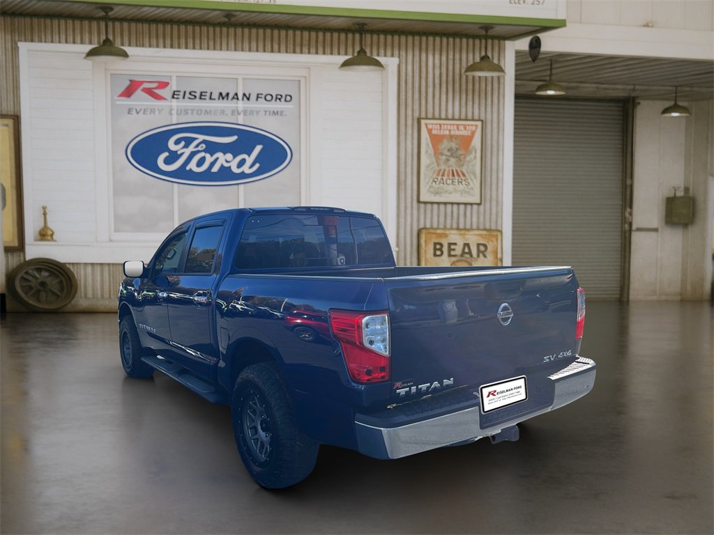 Used 2019 Nissan Titan SV image 3