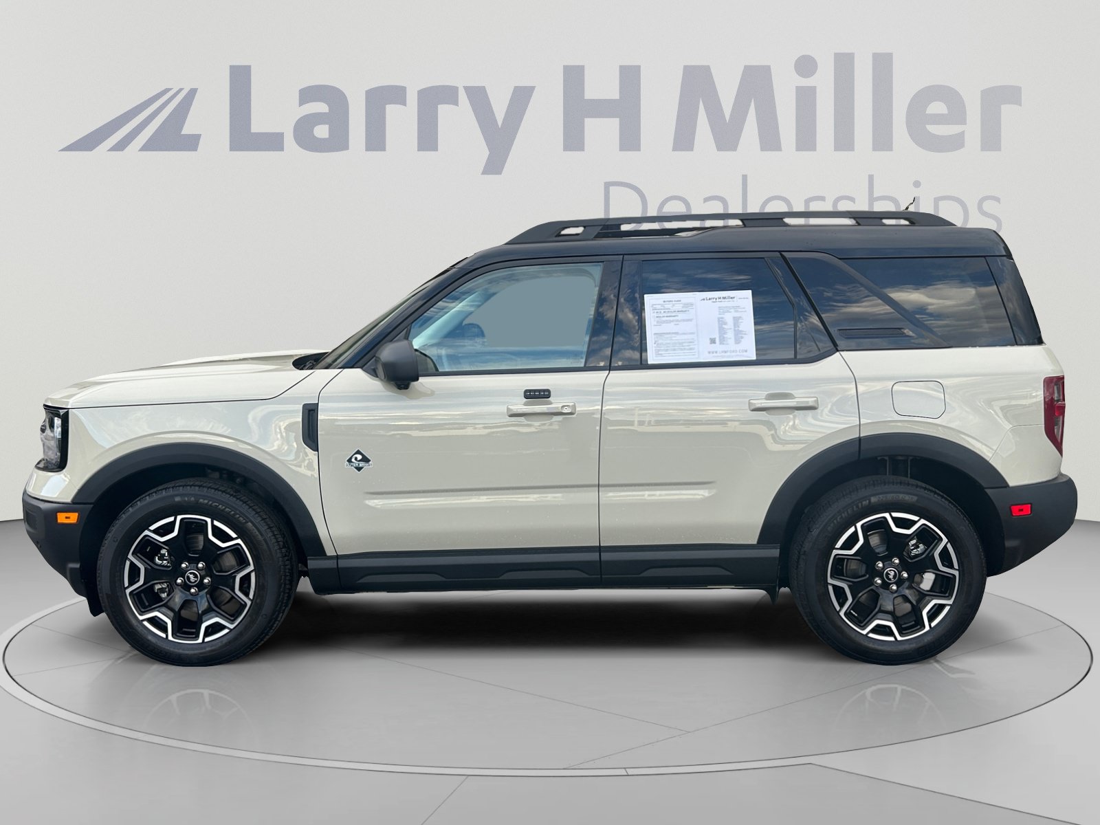 Certified 2025 Ford Bronco Sport Outer Banks w/ Outer Banks Tech Package+ AWD/4WD image 2