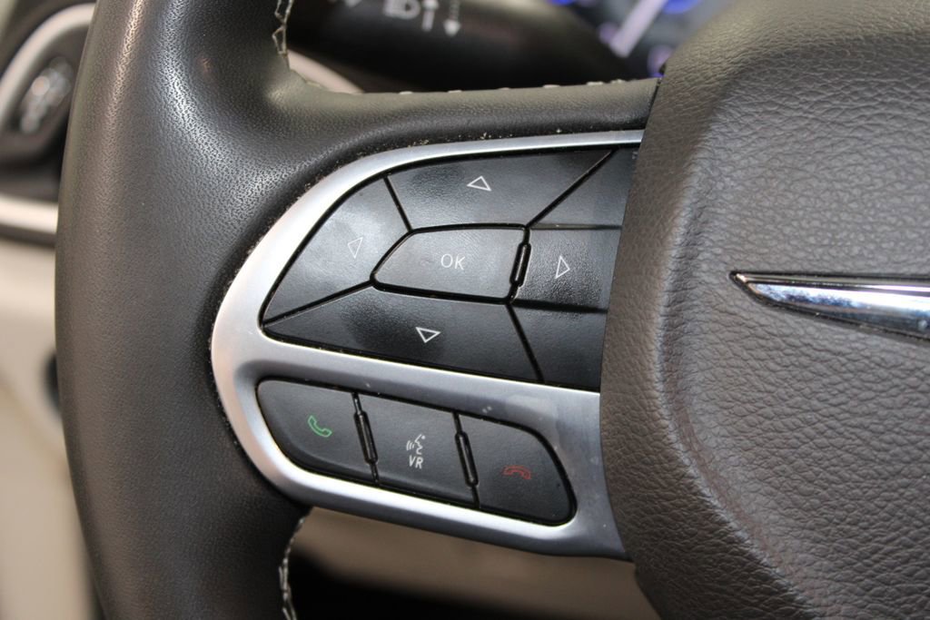 Used 2024 Chrysler Pacifica Touring-L image 38