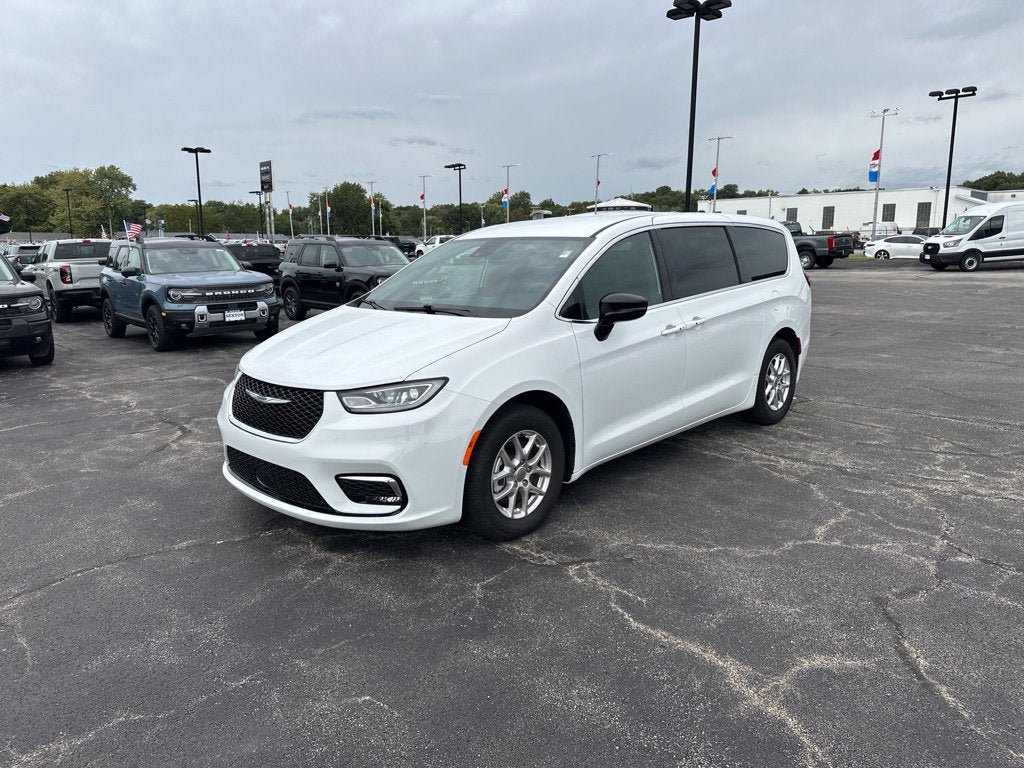 Used 2025 Chrysler Pacifica Select FWD image 3
