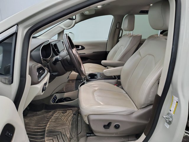 Used 2021 Chrysler Pacifica Touring-L w/ Uconnect Theater Family Group FWD image 11