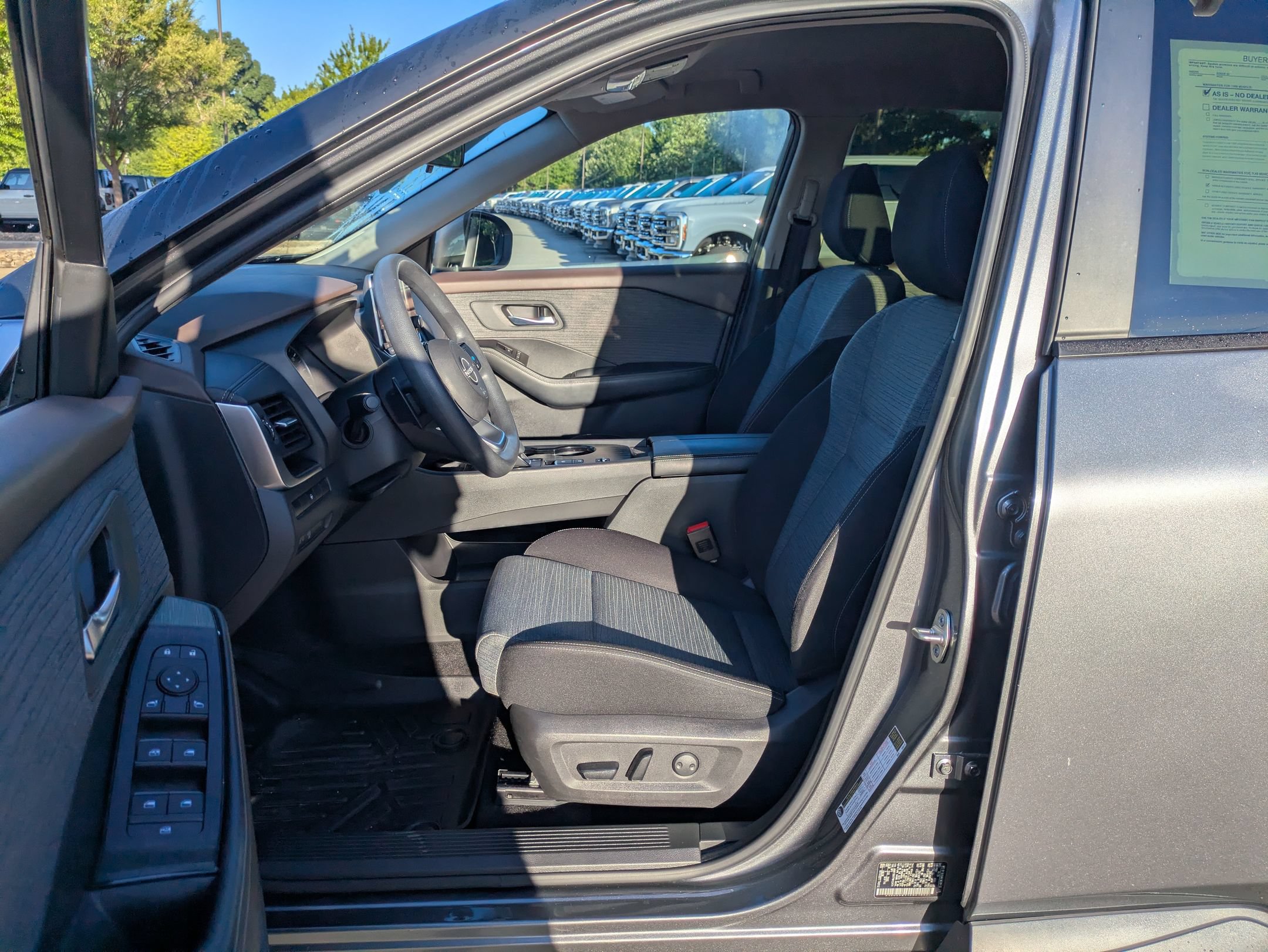 Used 2023 Nissan Rogue SV FWD image 12