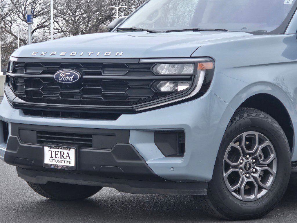 Certified 2025 Ford Expedition Active AWD/4WD image 2