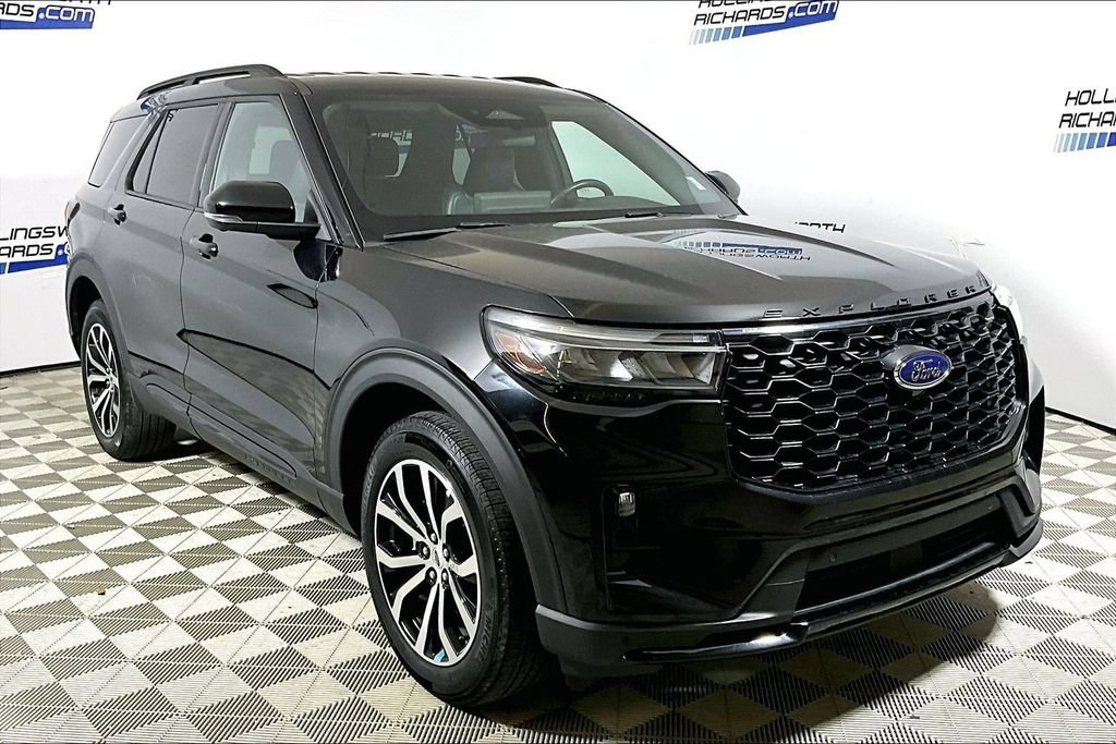 Certified 2025 Ford Explorer ST-Line AWD/4WD image 3