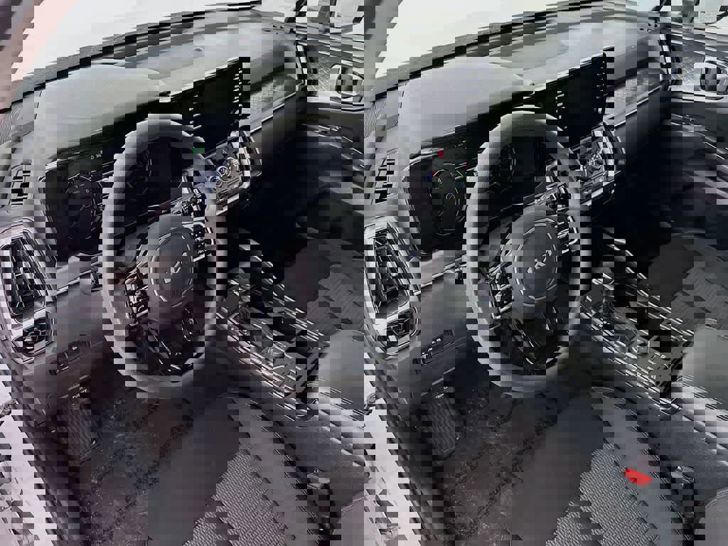 Used 2023 Kia Sorento LX image 9