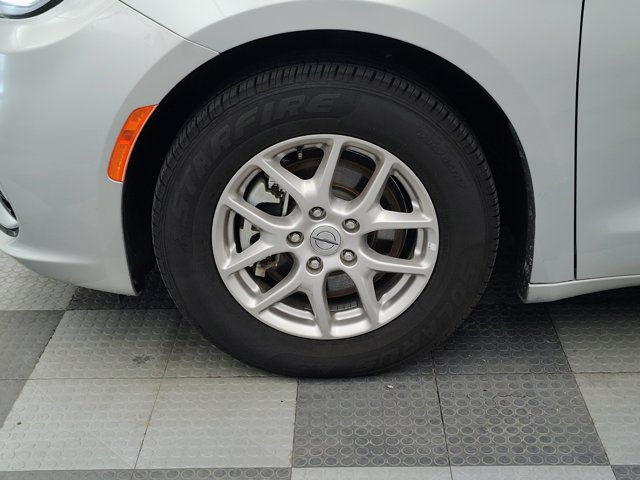 Used 2024 Chrysler Pacifica Touring-L FWD image 13