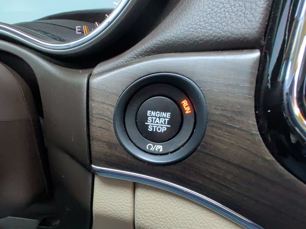 Used 2020 Jeep Grand Cherokee Overland AWD/4WD image 23