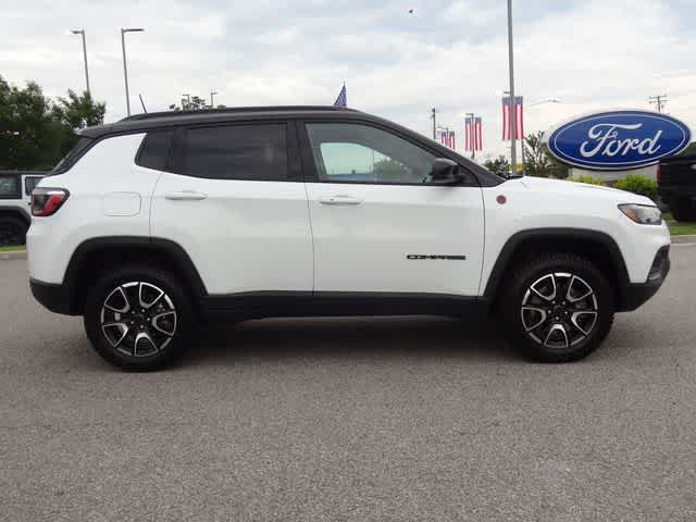 Used 2025 Jeep Compass Trailhawk AWD/4WD image 4