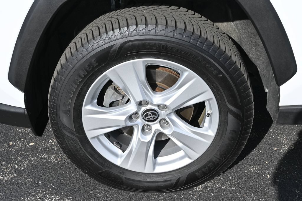 Used 2021 Toyota RAV4 LE AWD/4WD image 12