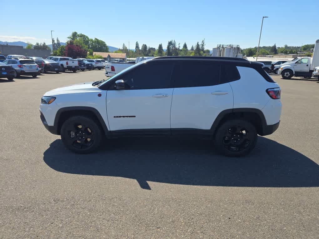 Used 2023 Jeep Compass Trailhawk w/ Trailhawk Convenience Group AWD/4WD image 2