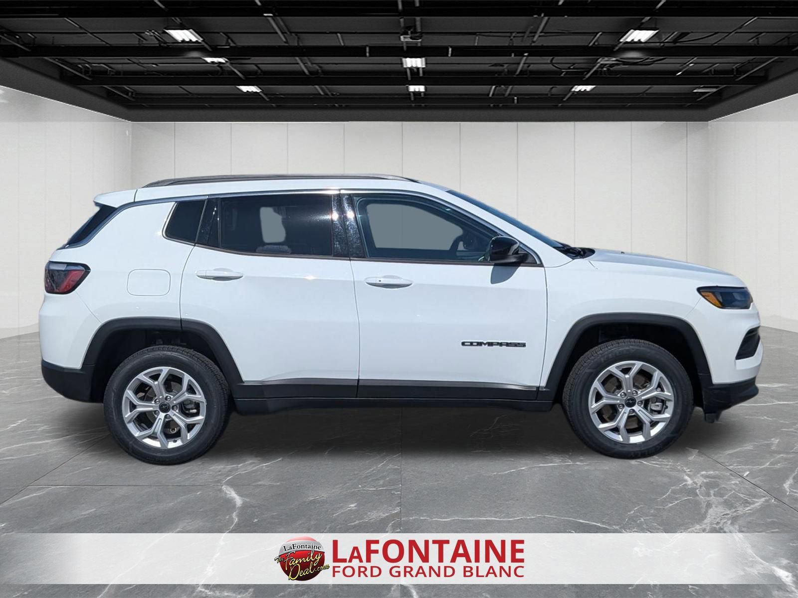 Used 2025 Jeep Compass Latitude w/ Sun & Sound Group AWD/4WD image 6