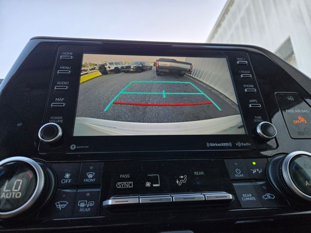 Used 2021 Toyota Highlander XLE FWD image 11