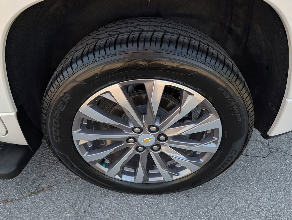 Used 2023 Chevrolet Traverse Premier FWD image 33