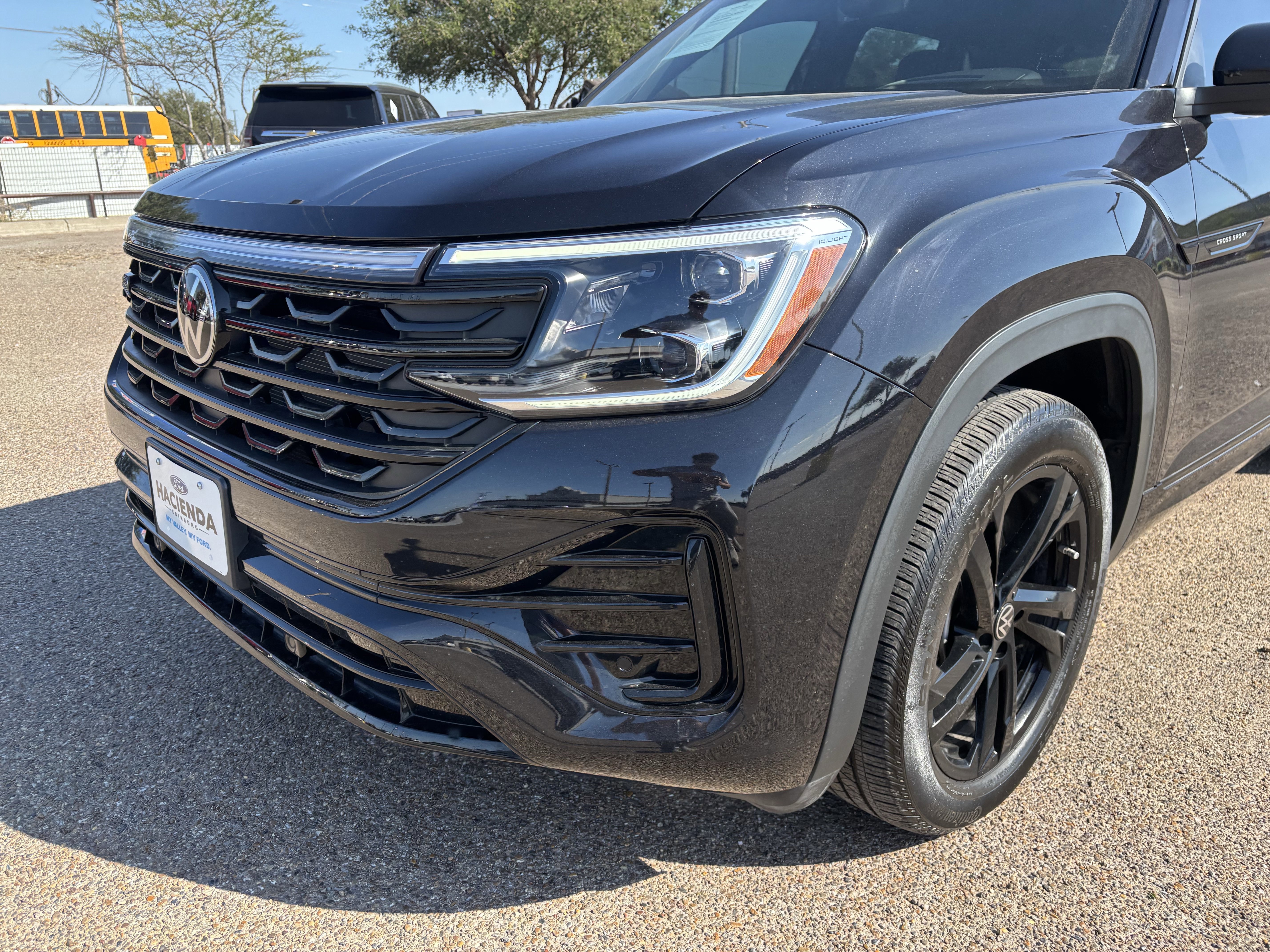 Used 2025 Volkswagen Atlas Cross Sport SEL R-Line image 2