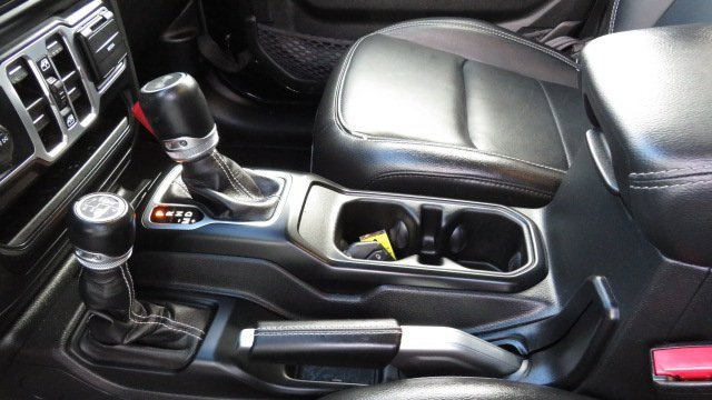 Used 2023 Jeep Wrangler Unlimited Sahara w/ Cold Weather Group image 17