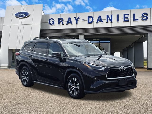 Used 2022 Toyota Highlander XLE FWD image 1