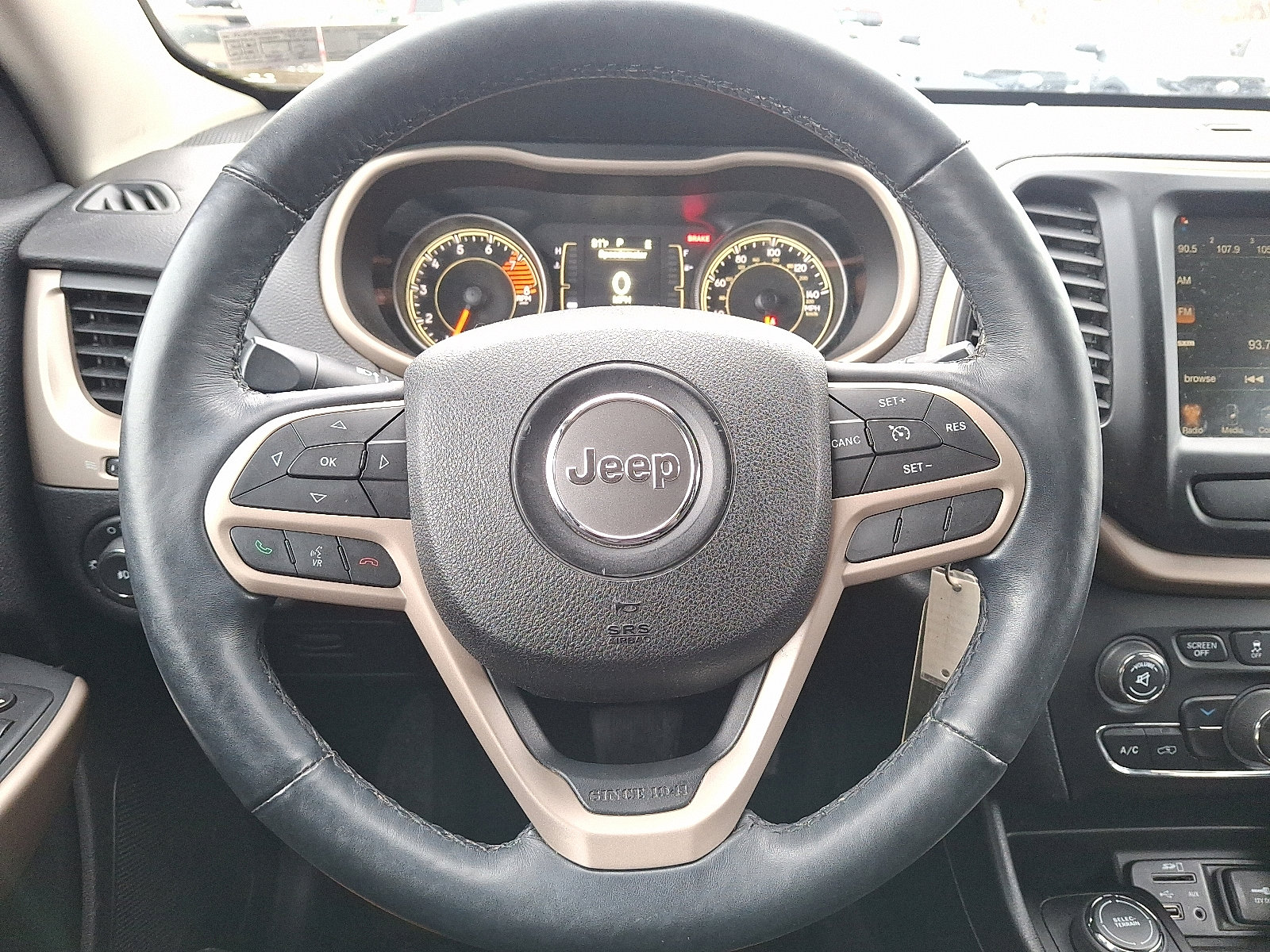 Used 2017 Jeep Cherokee Latitude w/ Cold Weather Group image 18