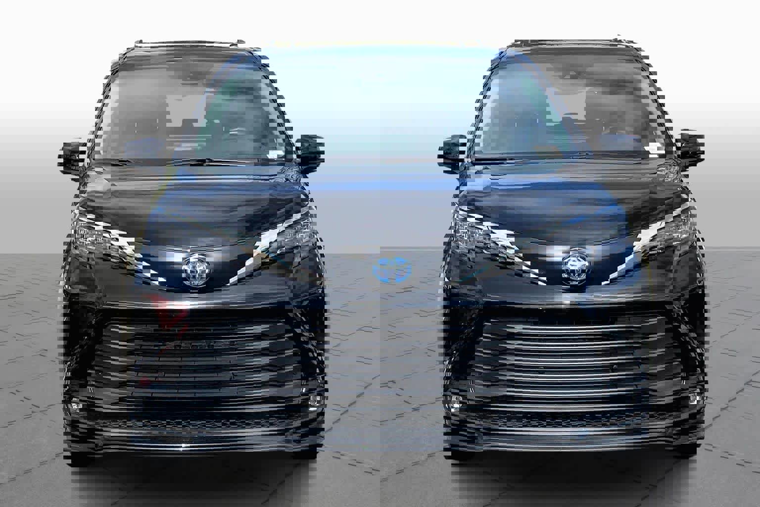 Used 2025 Toyota Sienna XLE image 6